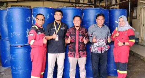 Bantu Fasilitas Pengelolaan Sampah, SKK Migas - PetroChina Serahkan 80 Drum Plastik ke DLH Tanjabbar